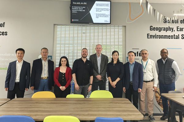 团队成员与伯明翰大学生物科学新澳门六合彩内部资料
负责人会谈并留影_副本.jpg