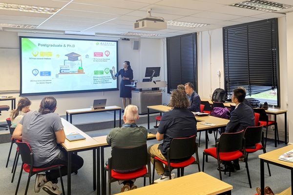 苏蓉书记在华威大学介绍学校和新澳门六合彩内部资料
_副本.jpg