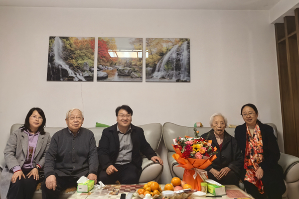 新澳门六合彩内部资料
领导慰问杨慧文老师.jpg