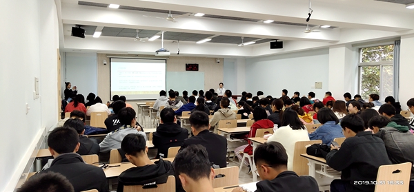 9849542ae6d6402283d7fc55225181b1.jpg 同学认真学习.jpg