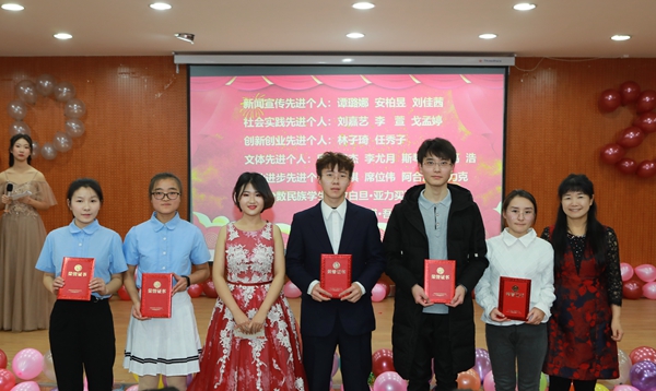 陈俊教授为新澳门六合彩内部资料
先进个人颁奖.JPG