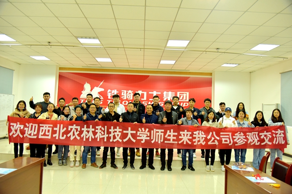 21531c1b2fb2470097900d437ecb5665.jpg 毕业生与公司负责人合影.JPG