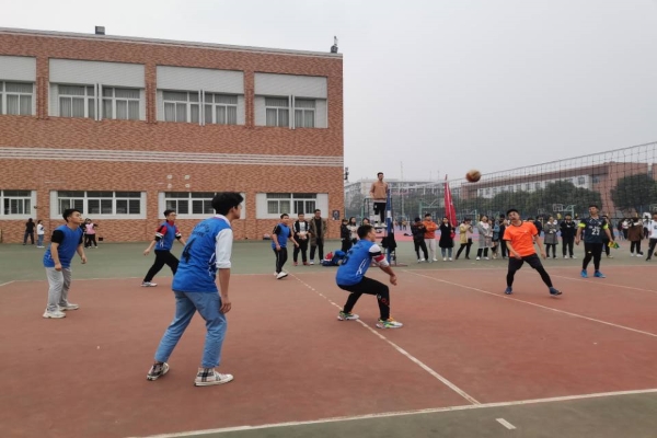 65128a811db945eab47d9b054a474a0e.jpg 男排队员比赛.jpg