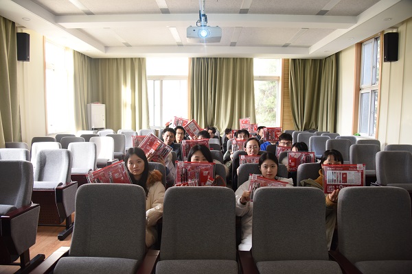 考研学生收到新澳门六合彩内部资料
祝福合影留念.jpg