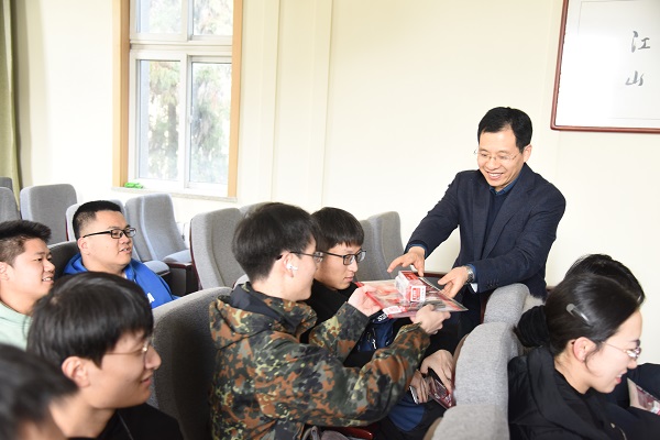 党总支副书记代表新澳门六合彩内部资料
送出祝福-3.jpg