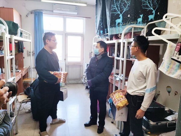 455d7854f87246e59ba66eabf19e6dfd.jpg 领导走访留校学生宿舍.jpg