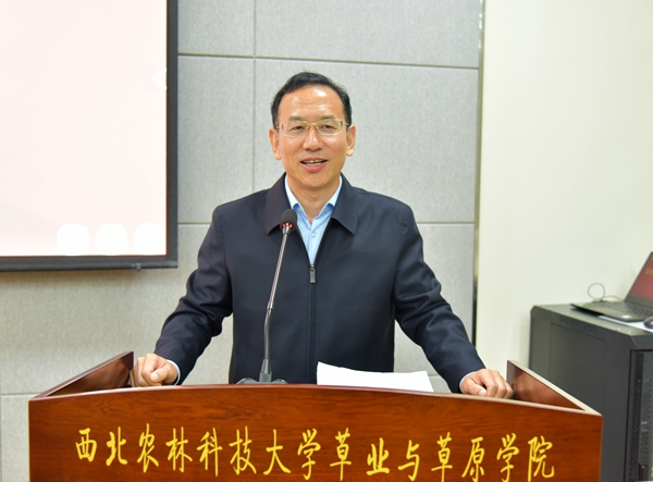 8fbc359165b94601bc4d02f255f7dc7b.jpg 校党委副书记闫祖书作报告.jpg