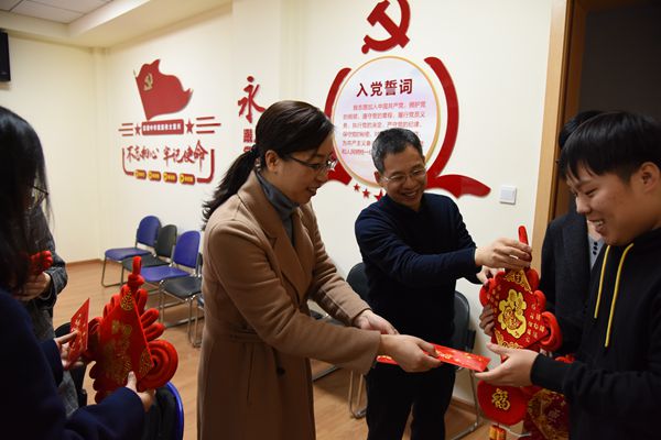 76b88237e9bc46a6bc1c9770161028b6.jpg 院领导给留校学生分发慰问金及礼品.jpg