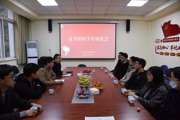 77fe2d26d0f342dd95502adffa1e0a57.jpg 座谈会现场.jpg