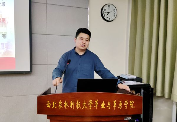 378e2542916a47c2abf5ce62eebbe9ce.jpg 学生处艾孜买提作宣讲报告.jpg