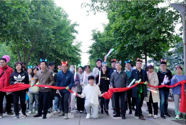 81cbb0abed7741469b67345190ef1e20.jpg 导学荧光夜跑活动.jpg