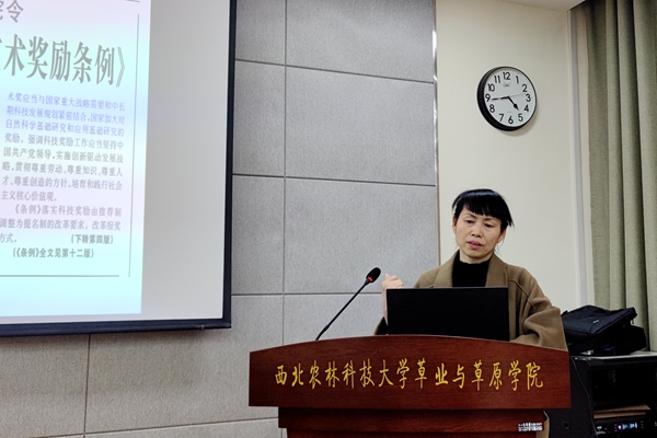 2e49e7b89e4d4e568edf5936cbd135a1.jpg 张晴老师讲解新闻写作.jpg