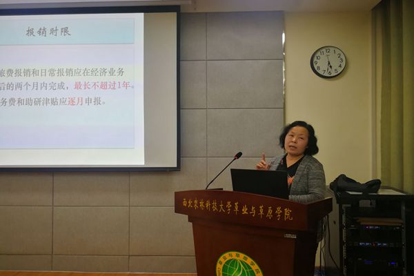 e7a5f0caf3b546f5b4df3a71dde946c5.jpg 李老师1_副本.jpg