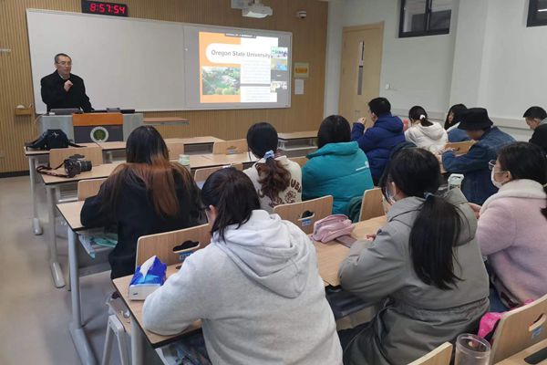 214142e949944447865b07cceb999350.jpg 图1 南校区1号教学楼2018级草业本科生网上课堂.jpg